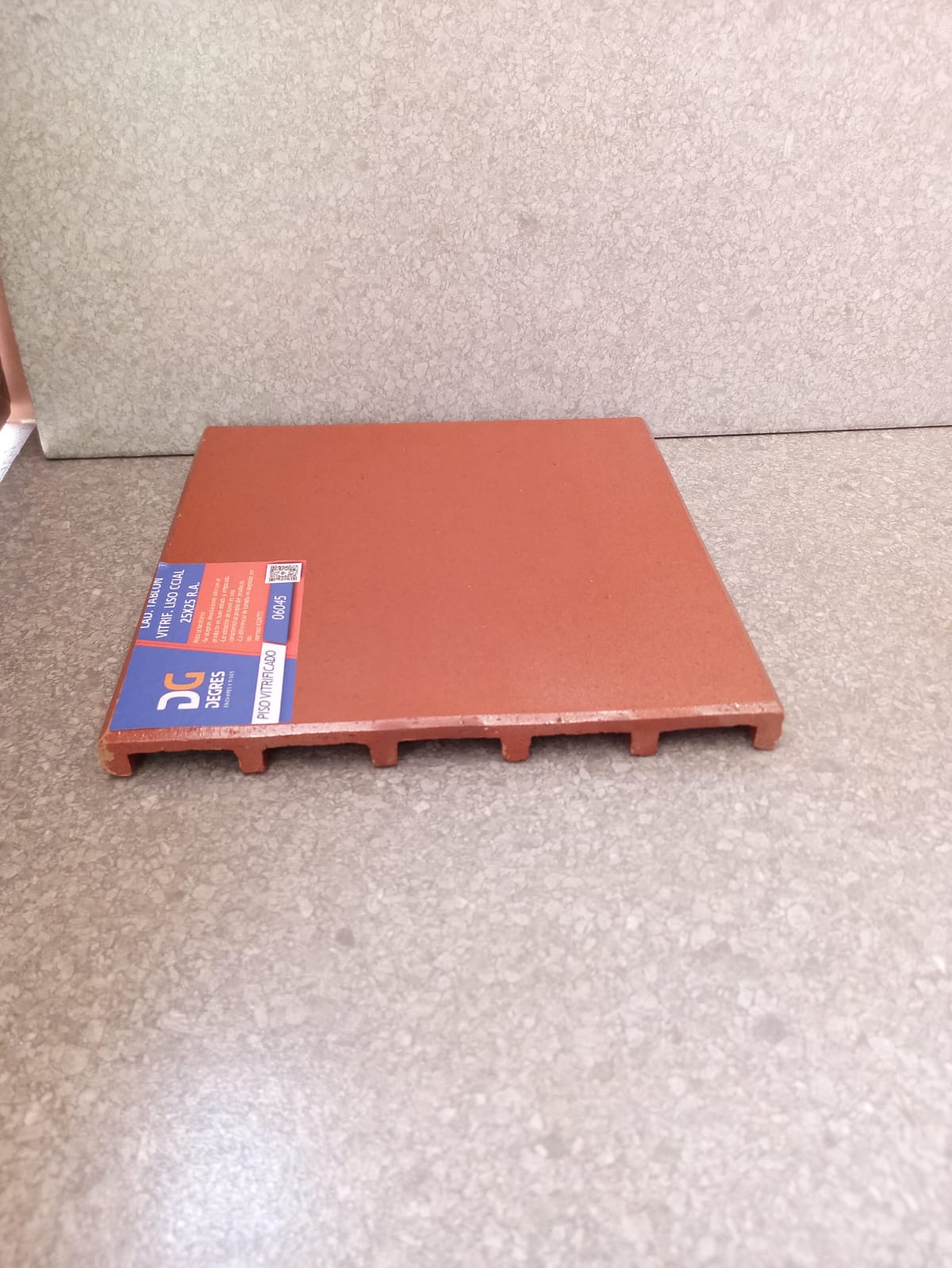 Tablón Vitrificado Liso Comercial 25X25