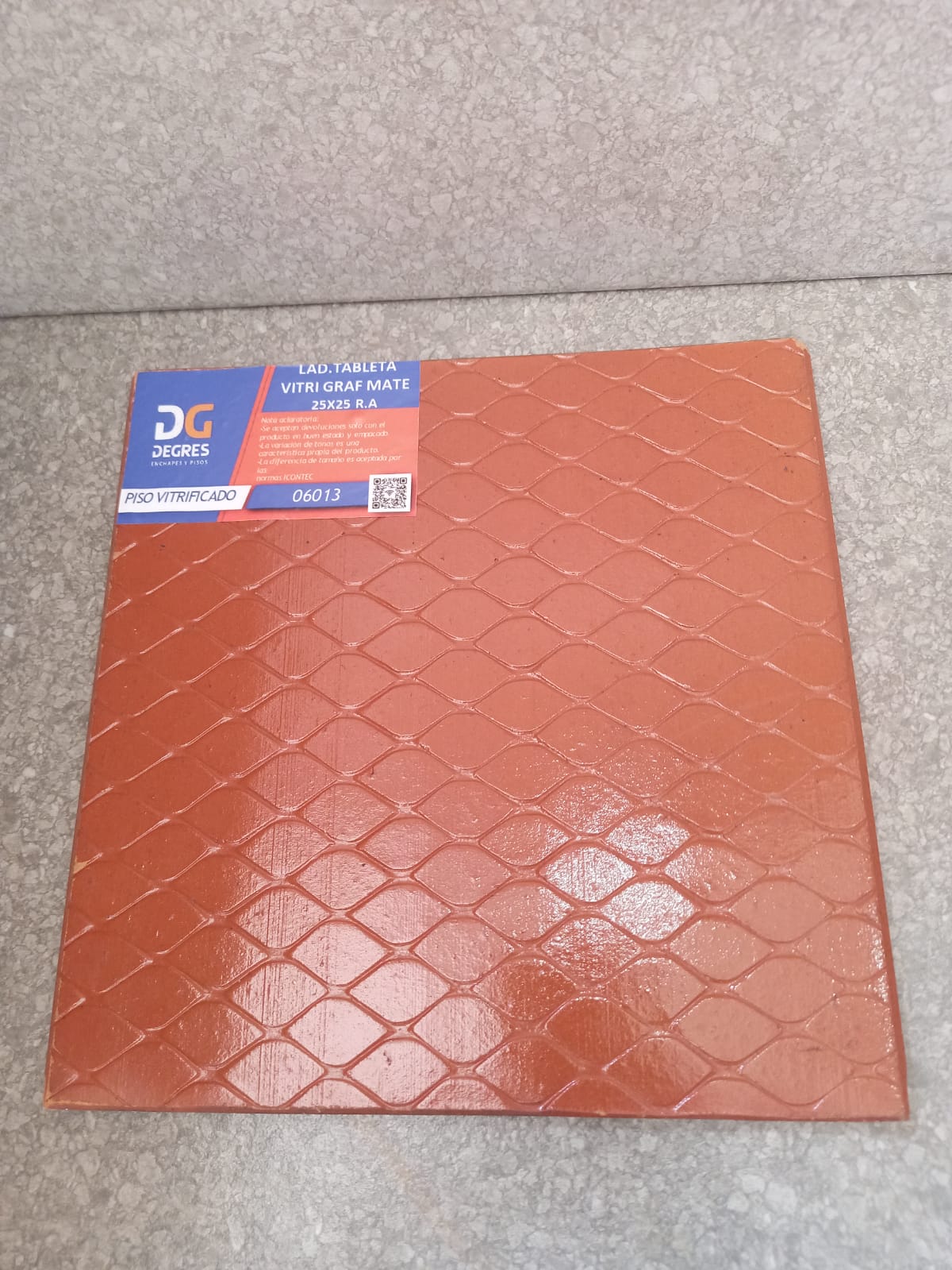 Tableta Vitrificada Grafilado Mate 25X25